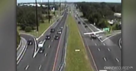 Awaryjne lądowanie na autostradzie w USA