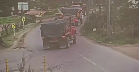 Kolumbijski autobus z pasażerami przewrócił się na bok