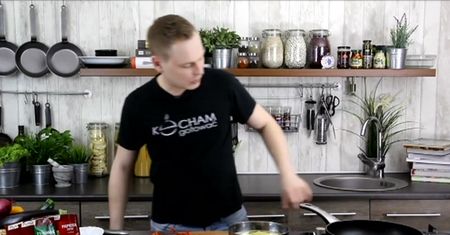 Hiszpański przysmak z ziemniakami i salami