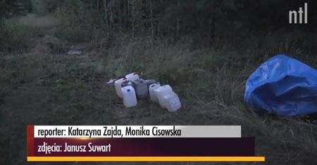 Nieszczelne kanistry w lesie. W środku żrąca substancja
