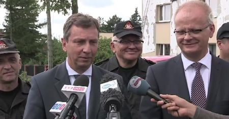 Andrzej Halicki wchodzi na drabinę