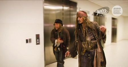 Johnny Depp jako pirat Jack Sparrow odwiedza dziecięcy szpital