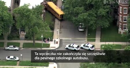 Uczniowie ukradli szkolny autobus i wjechali nim w budynek