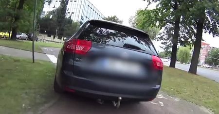 Jechał citroenem po ścieżce rowerowej