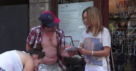 Kaczyńska do paparazzi: muszę kupić pieluszki dziecięce
