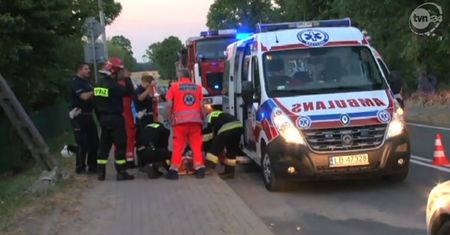 Auto ścięło ogrodzenie, dwa drzewa i wylądowało na dachu