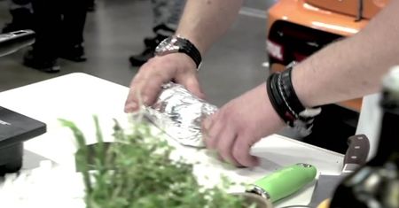 Przygotowali pieczeń na Lexusie IS-F