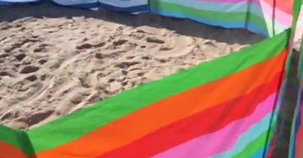 Superniania wyśmiewa plażowe parawany