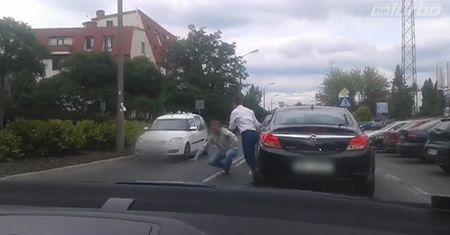 Kierowcy pobili się na jednej z warszawskich ulic