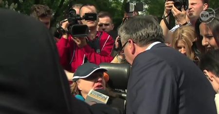 Wpadka Komorowskiego: suflerka podpowiada mu, co ma mówić