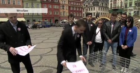 "Klatki dla Polaków". Heppening PO