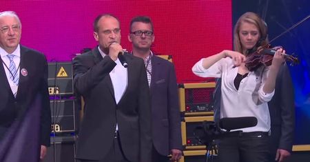 #dziejesienazywo: Paweł Kukiz śpiewa hymn