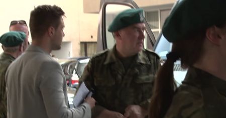 Poseł John Godson kontuzjowany na poligonie