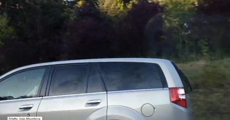 Prowadząc auto, kręciła włosy na lokówce