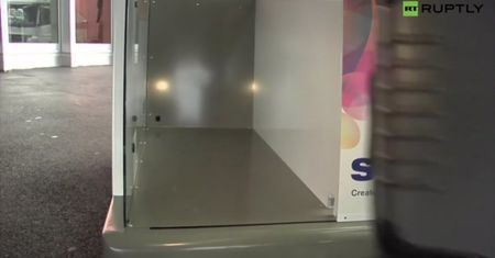 Lotniskowy robot do dźwigania walizek
