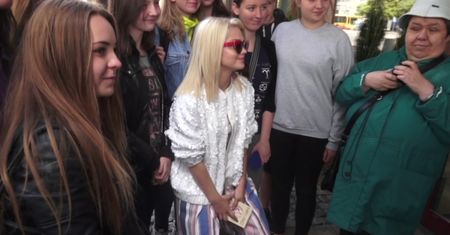 Margaret rozdaje autografy po wyjściu z "Dzień Dobry TVN"
