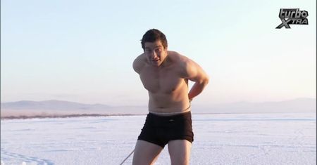 Bear Grylls pokazuje, jak przetrwać pod lodem