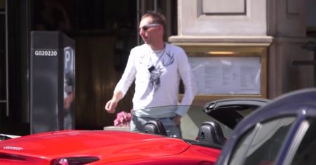 Krzysztof Gojdź z kolegą w czerwonym ferrari
