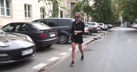 Chodakowska robi sobie selfie  w deszczu