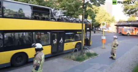 Autobus nie zmieścił się pod mostem. Jest cabrio