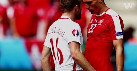 #dziejesienaeuro. Ten obrazek to hit meczu Polska - Szwajcaria. Błaszczykowski staje w obronie "Lewego"