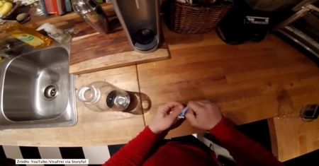Co się stanie po wrzuceniu mentosa do wody?