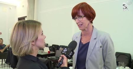Minister Rafalska o bonach 500+: "Może się tak zdarzyć, że alkohol jest wyłączony z zakupów"