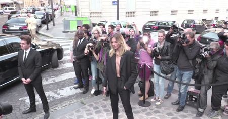 Anja Rubik w garniturze Saint Laurent