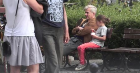 Hubert Urbański z córkami na lodach