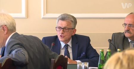 Awantura w Sejmie. Stanisław Piotrowicz wyprosił dziennikarzy z posiedzenia, doszło do ostrej wymiany zdań