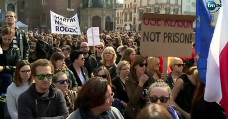 Czarny protest na Rynku Głównym w Krakowie