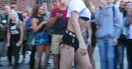Półnaga Lady Gaga wita się z fanami