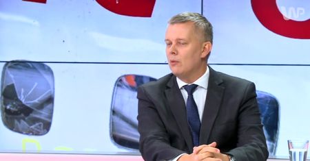 Tomasz Siemoniak u Pawła Lisickiego o ekshumacjach: wiarygodność Macierewicza nie jest duża