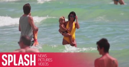 Pośladki Kourtney w żółtym kostiumie na plaży