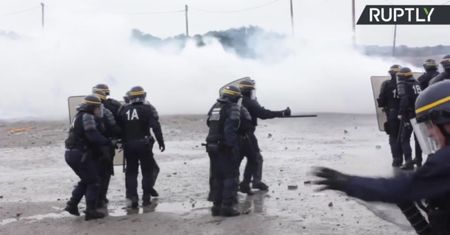 Francja: starcia w Calais w czasie nielegalnej manifestacji. W ruch poszły kamienie, trzech policjantów rannych