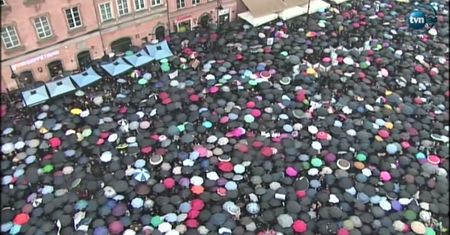 Czarny Protest w Warszawie. Tłumy na pl. Zamkowym