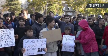 Marsz migrantów przeciw Orbanowi. Idą w stronę Węgier