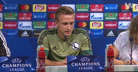 Jakub Rzeźniczak rozbawiony przed meczem ze Sportingiem