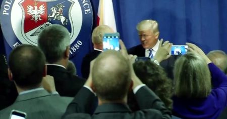 Donald Trump, za zamkniętymi drzwiami, obiecuje zająć się zniesieniem wiz dla Polaków