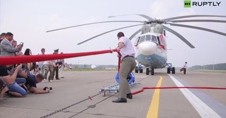 Strongman przeciągnął 28-tonowy helikopter