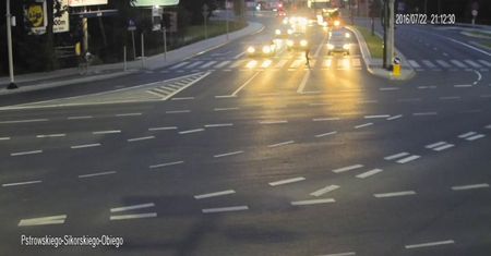 Rowerzysta cudem uniknął śmierci. Uratowało go zderzenie dwóch aut