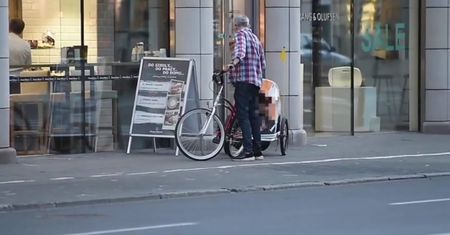 Hubert Urbański całuje córkę na ulicy