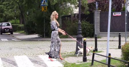 Wystylizowana Krupa w wysokich szpilkach spaceruje z psem