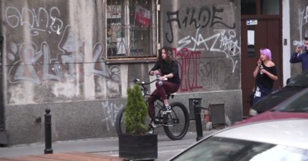 Elegancki Michał Szpak na rowerze