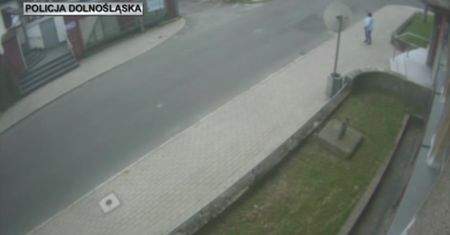 Chciał przejechać kierowcę, który zwrócił mu uwagę. Prawie doszło do tragedii