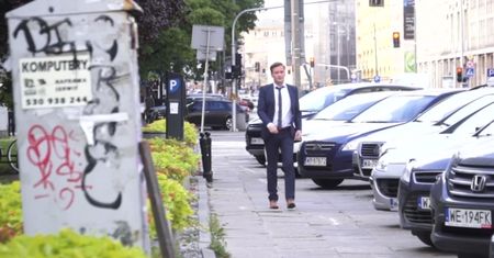 Robert Biedroń na spacerze z kolegami