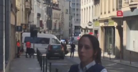 Alarm bombowy, policja otoczyła mężczyznę z podejrzanym ładunkiem