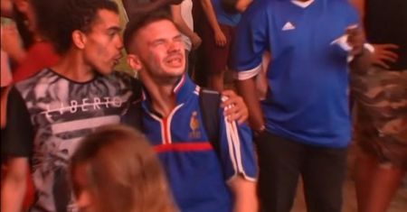 Mały fan Portugalii pociesza zapłakanego kibica Francji