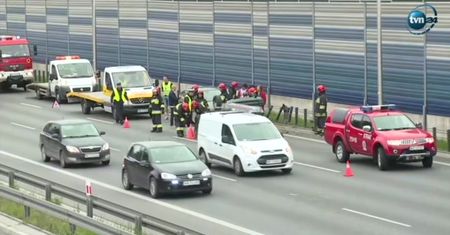 Dachowanie na S8. Kierowca tira uderzył w dwa auta i odjechał