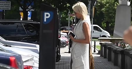 Agnieszka Szulim pozdrawia paparazzi